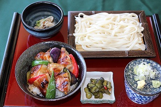 手延べうどんと焼き鳥丼.JPG