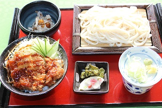 手延べうどんとソースかつ丼.JPG